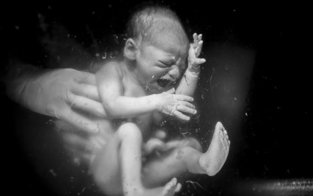 Это чудо жизни: в сети показали невероятные фото родов