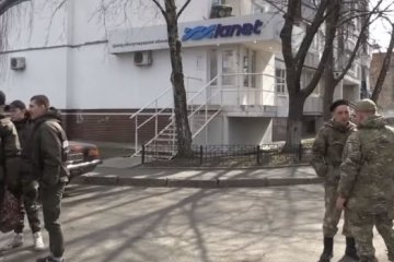 Добровольцы пикетировали офис провайдера «Ланет» из-за карты Украины без Крыма на визитках компании