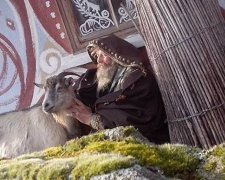 Киевский скульптор разрисовывает дома в глухом винницком селе (фото)
