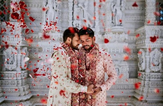 Фото традиционной гей-свадьбы слили в сеть: женихи в юбках, религиозные обряды и счастливые родители