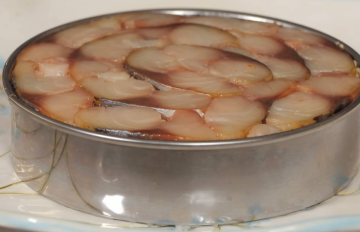 Салат из скумбрии и риса, кадр из видео