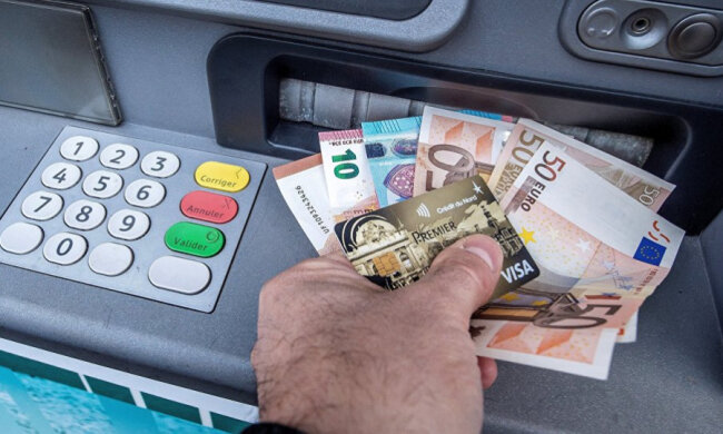 Доходы украинцев за границей "сольют" налоговой: кому грозят двойные штрафы