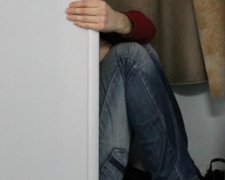 Небезпечний злочинець сховався від копів за шафою