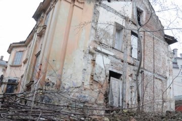 Пам'ятник архітектури перетворюється в руїни посеред Львова