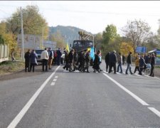 Без тепла в домах: на Харьковщине люди перекрыли дорогу
