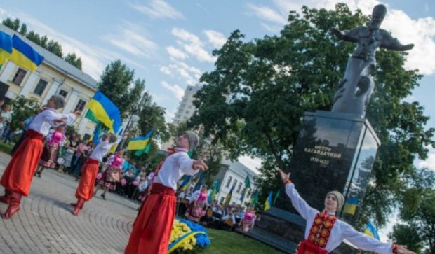  В Харькове открыли «отвоеванный» у аннексированного Крыма памятник Сагайдачному