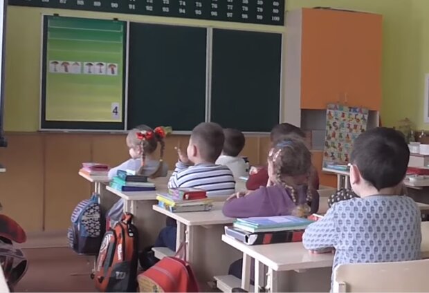 В украинской школе издевались над девочкой, чья семья не смогла оплатить поборы: "Воды не дать ребенку…"