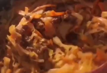Капуста тушеная с фаршем, кадр из видео