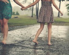 Кому следует прихватить зонтики от дождя, а кому от солнца