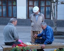 У столиці пенсіонери влаштували підпільну алкогольну "вечірку" наплювавши на карантин