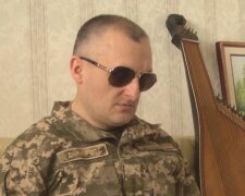 Український воїн втратив на Донбасі зір та ногу, але не віру в перемогу: "Лікую руками і добрим словом"