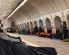 Люди в укритті на станції метро "Лук'янівська" під час нічної атаки дронів на Київ