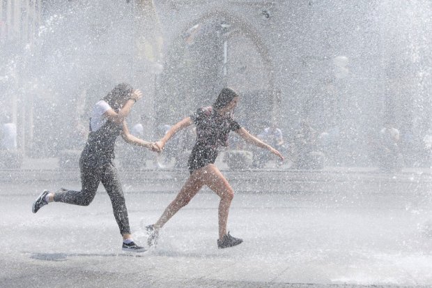 Погода на тиждень: українцям пообіцяли мокру "прожарку", не ховайте парасольку