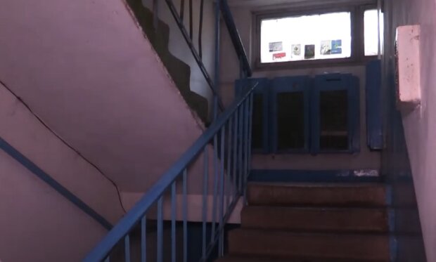 Подъезд многоквартирного дома. Фото скриншот из Youtube
