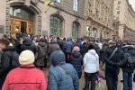 На Хрещатику – масові сутички: розлючені кияни штурмують будівлю Департаменту, поліція застосувала сльозогінний газ