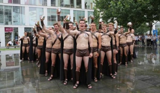 В Пекине полиция разогнала полуголых "спартанцев" (фото)
