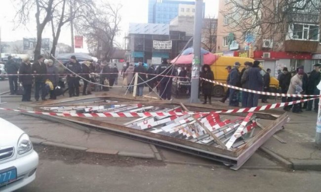 Білборд впав на людей в Черкасах (фото)
