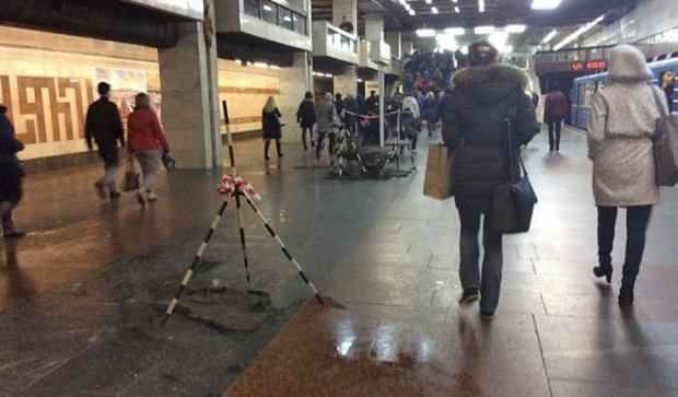 На київській станції метро зі стелі полилася вода (фото)