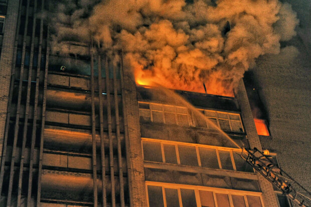 У Дніпрі як сірник спалахнула багатоповерхівка: рятувальники мчали зі всього міста, є постраждалі