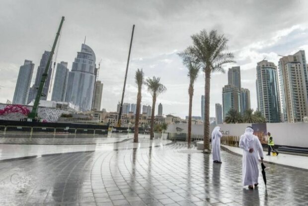 В Эмиратах в 50-градусную жару искусственно вызвали дождь: пустыню залило