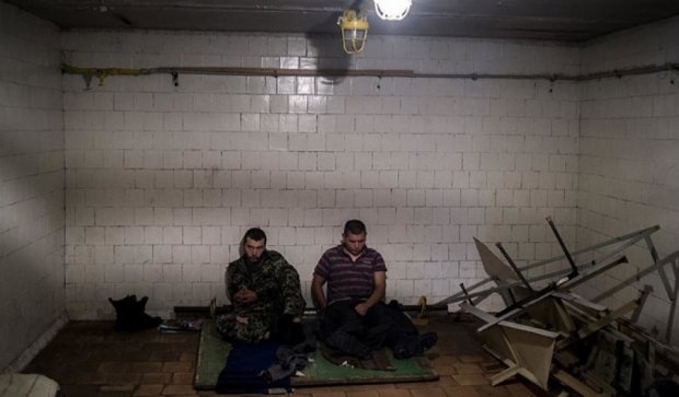 На Донбасі у підвалі СБУ бойовиків тримають разом з бійцями