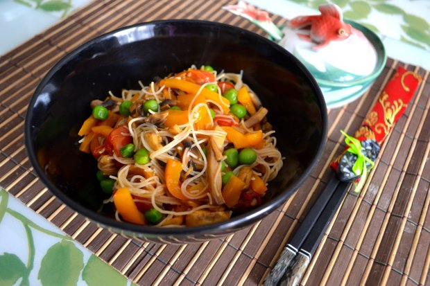 пікантний рецепт тайського салату з рисовою локшиною і яловичиною