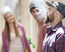 Курящие и выпивающие мужчины более привлекательны на одну ночь