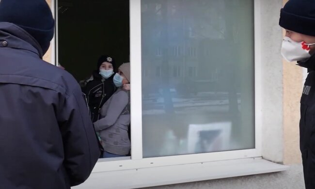 Онкобольного мальчика ежедневно наведывают полицейские, скриншот с видео