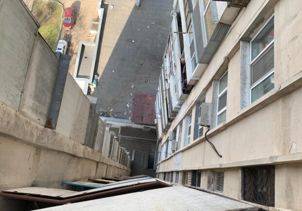18-летний парень покончил с собой: бросился с 15-го этажа