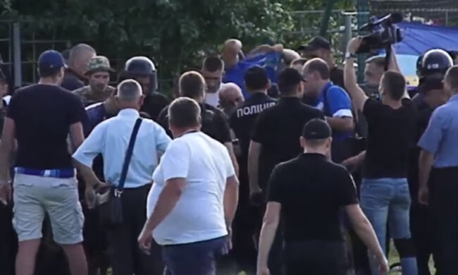 Фанаты Днепра устроили драку со стюардами на матче Кубка Украины