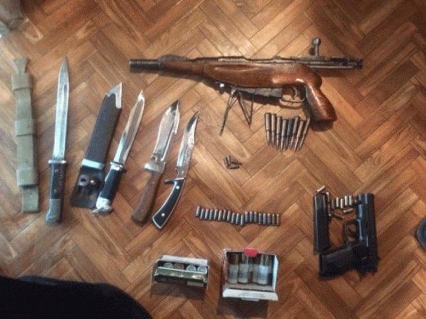 Киевские полицейские поймали квартирных воров с оружием