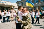 військовий батько обіймає доньку останній дзвоник школа