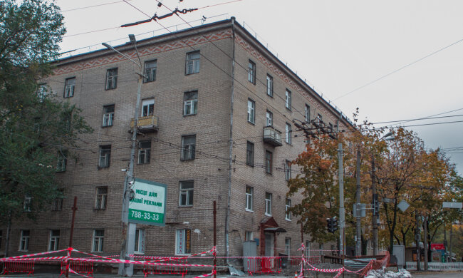 В общагу ні ногою: майно дніпровських студентів "замурували" в аварійній будівлі