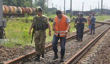 Військові допомагають залізничникам відновити сполучення у зоні АТО (фото)