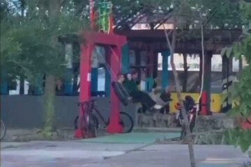 В Днепре подростки рухнули вниз вместе с качелей, эпичный момент попал на камеру