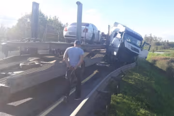 Під Санкт-Петербургом автовоз з Bentley на причепі розніс відбійник  (фото)