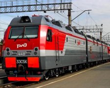 Потяг протаранив вантажівку російських військових