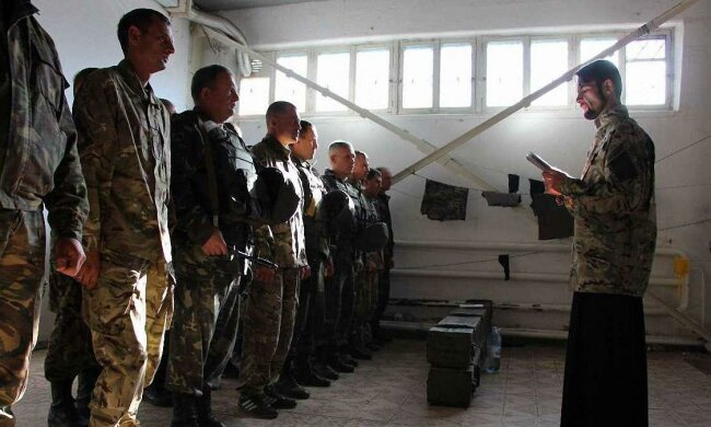 Военный капеллан на Донбассе фото: Униан