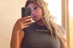 Модель плюс-сайз Джоджо Бейбі перетворилася на погану Санту з оголеною попою