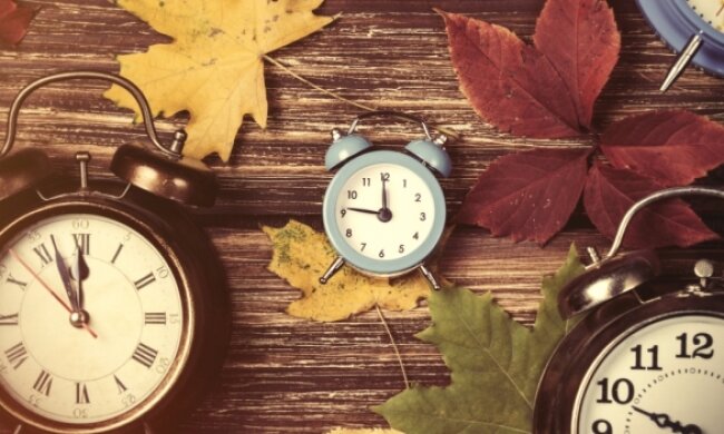 Переведення годинників на "зимовий" час - фото womo.ua