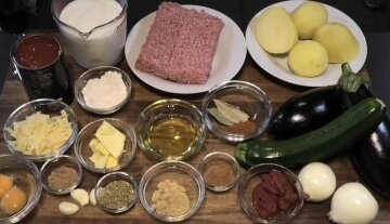 Грецька запіканка з м'ясом та соусом бешамель: фото скрін Ютуб