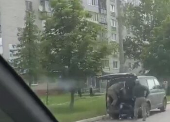 Военные затолкали парня в багажник авто. Фото: кадр с видео