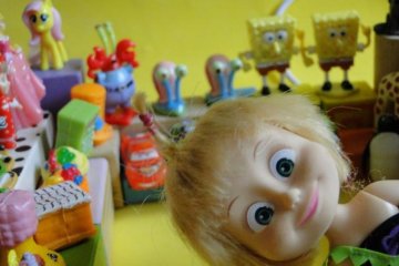 Удушение и крики: отчаянный махач за детскую игрушку попал на видео