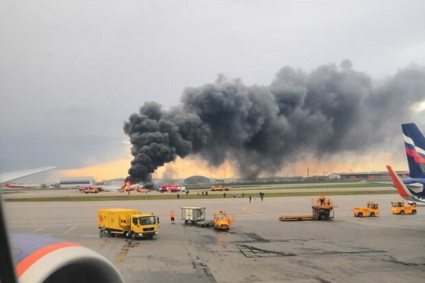 Літак повний пасажирів спалахнув, як свічка: люди у паніці рятувалися втечею