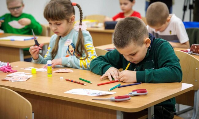 Діти за партою в школі