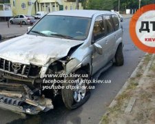 В Киеве Toyota попала колесом в люк и разбилась о забор (фото)