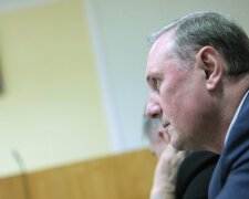 Снять браслет, а паспорт вернуть: суд отменил домашний арест дружка Януковича Ефремова