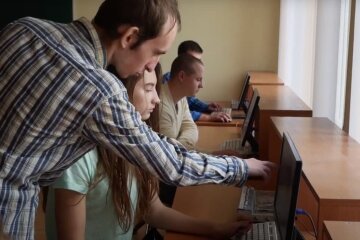 Первокурсникам престижного украинского вуза показывают "клубничку", чтобы те расслабились