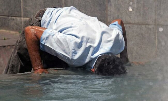 Погода на выходные: адская жара и дожди накроют Украину