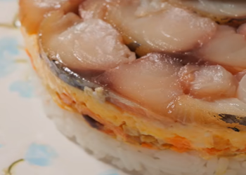 Салат из скумбрии и риса, кадр из видео